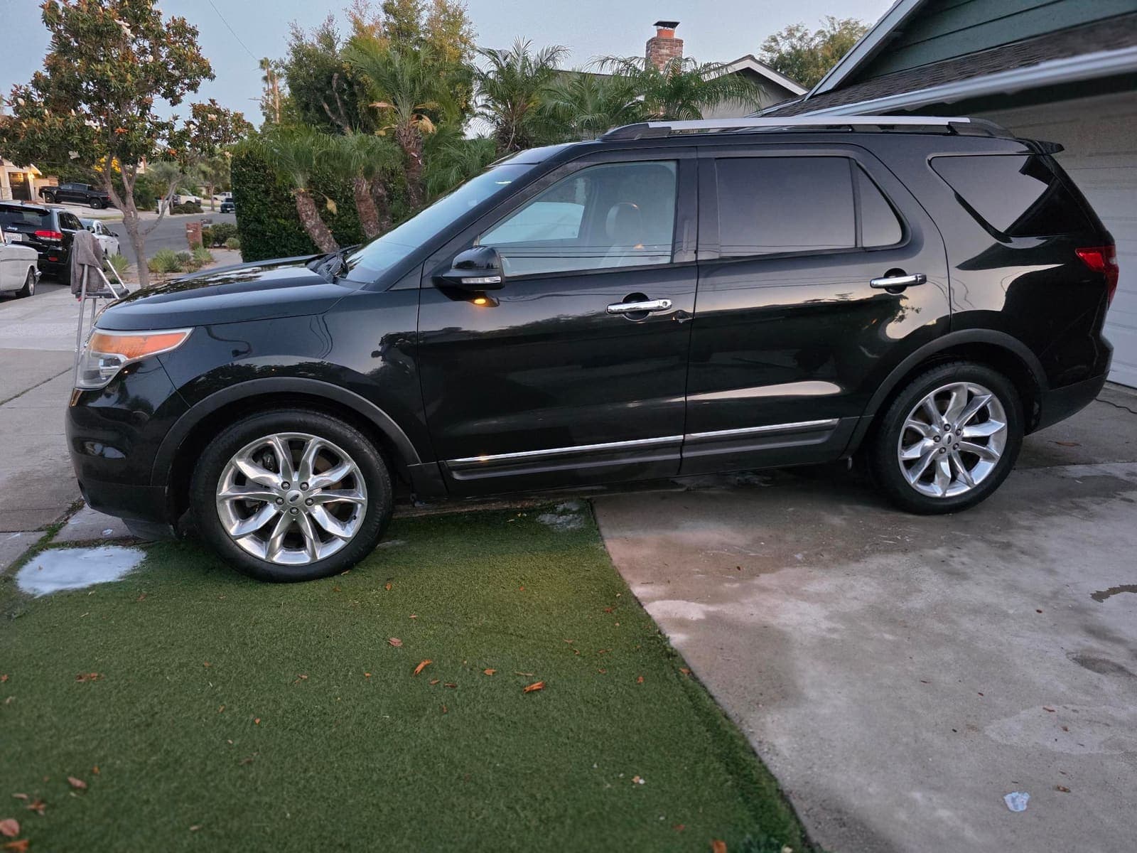 Black Ford Explorer side profile with a clean, glossy finish